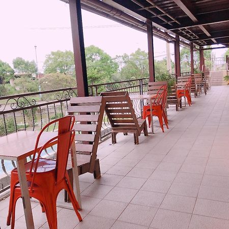 Artisan Hostel Тоученг Екстериор снимка