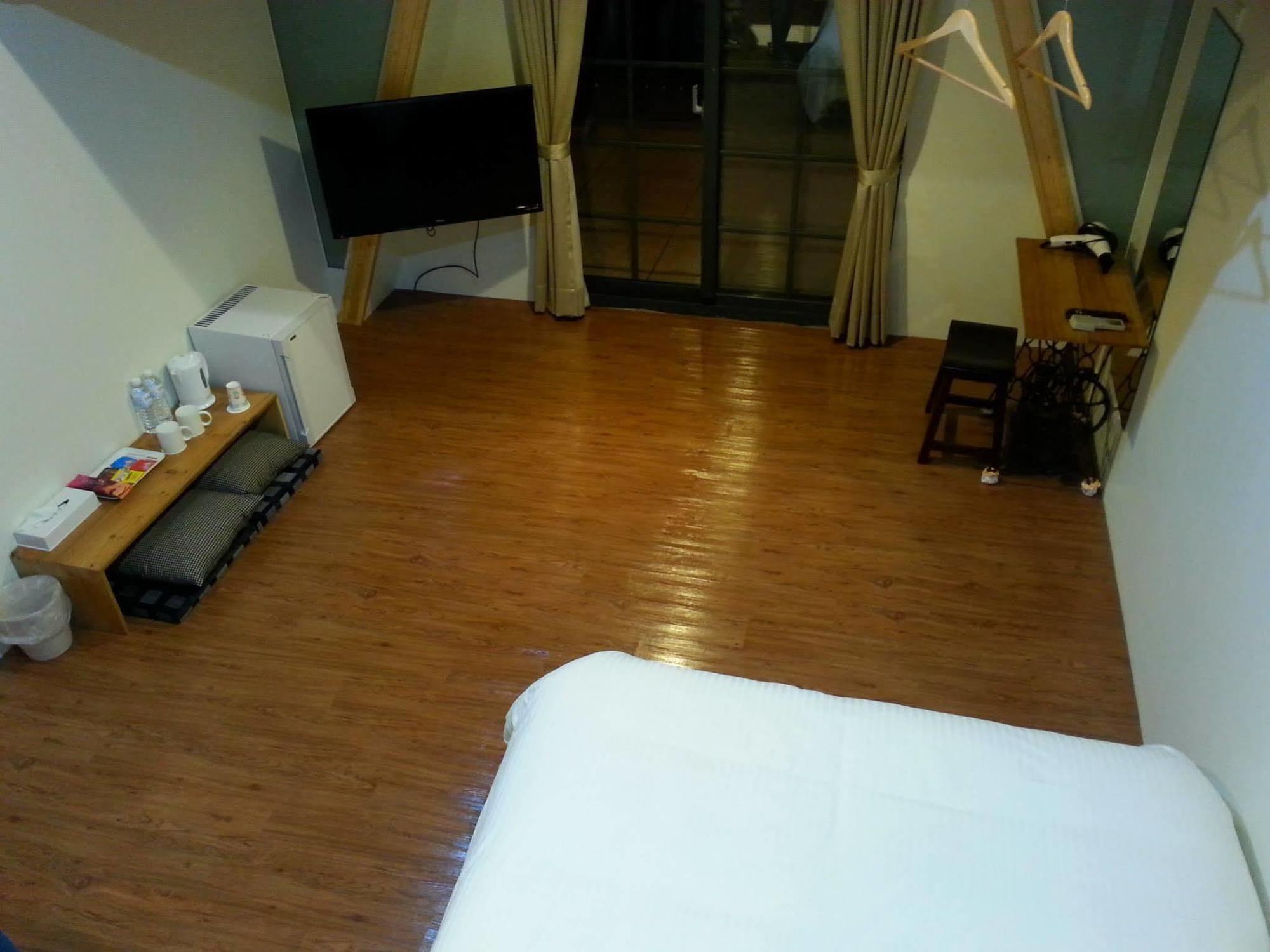 Artisan Hostel Тоученг Екстериор снимка